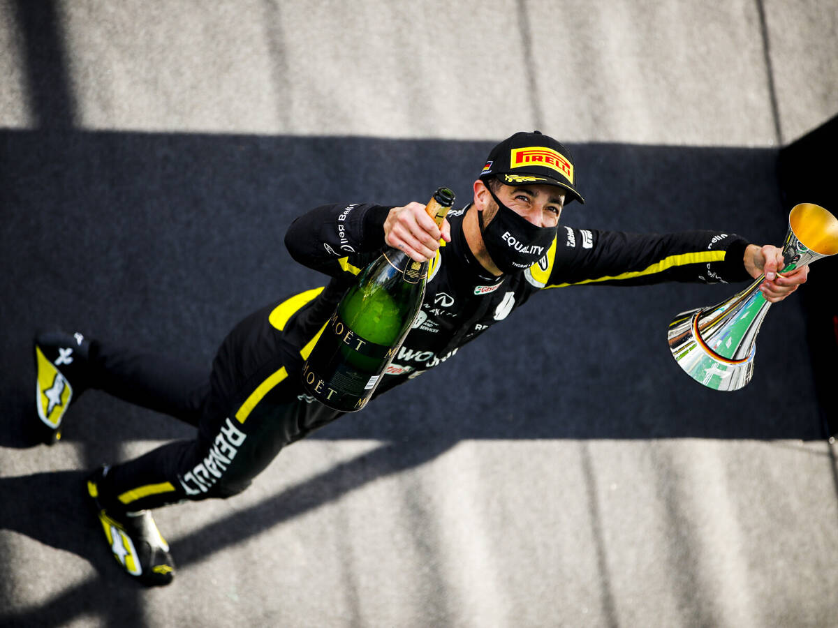 Foto zur News: "Das ist jetzt schlecht": Geschockter Ricciardo vergisst Shoey auf dem Podest