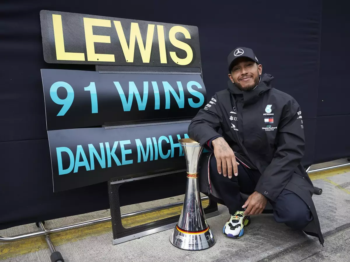 Lewis Hamilton, Michael Schumacher Foto zur News: Lewis Hamilton nach 91 Siegen: "Der erste Sieg war der schönste"