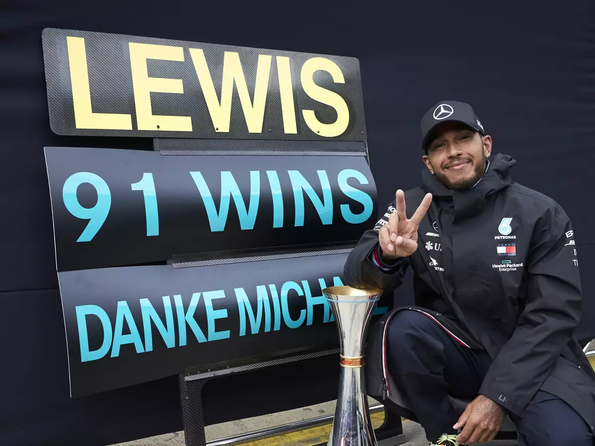 Lewis Hamilton, Michael Schumacher Foto zur News: Hamilton über Schumacher: "Fällt mir schwer, das zu verarbeiten"