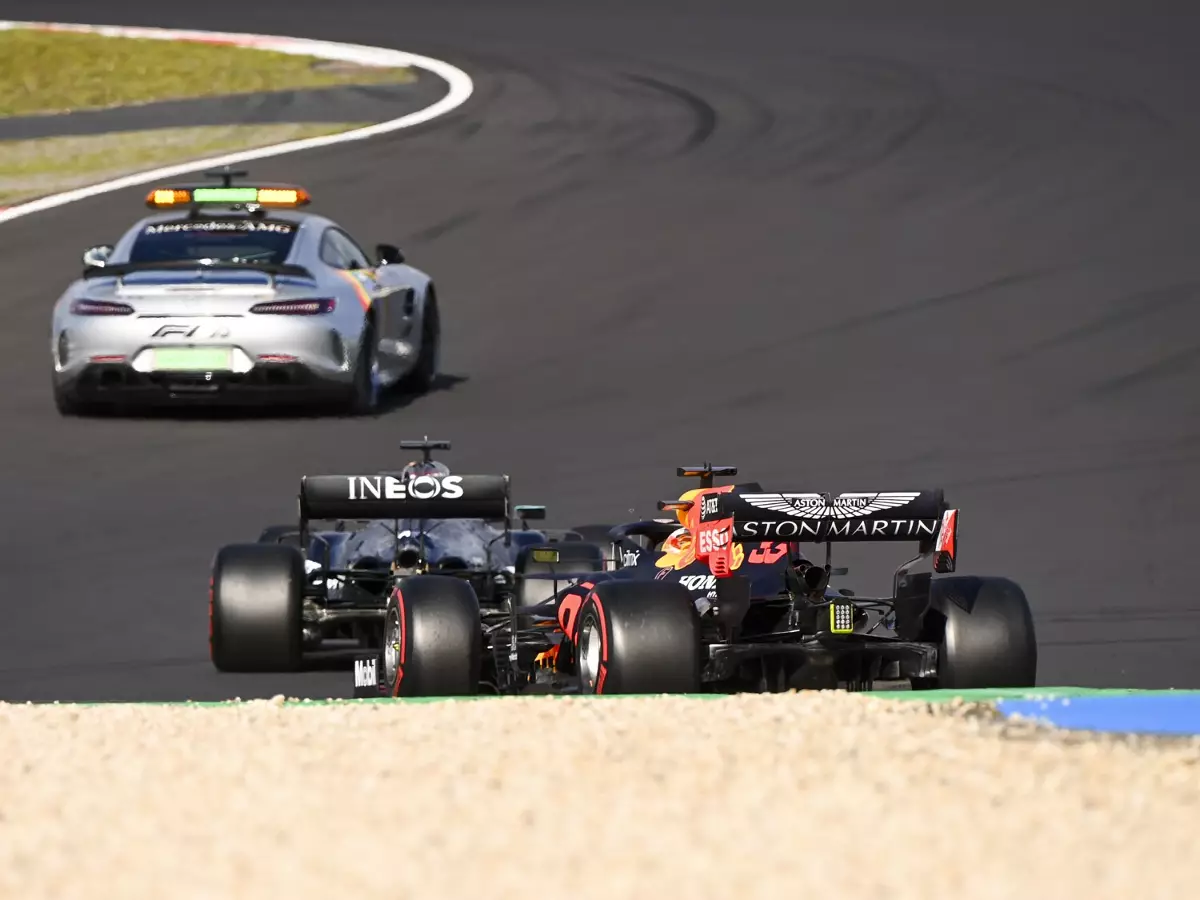 Lewis Hamilton, Max Verstappen Foto zur News: Horner: Hamilton hat beim Re-Start von DAS profitiert