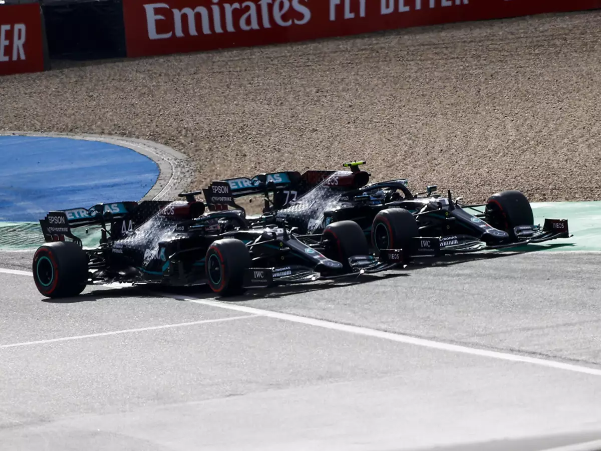 Foto zur News: "Wie ein Rallyefahrer": Bottas lässt gegen Hamilton die Muskeln spielen