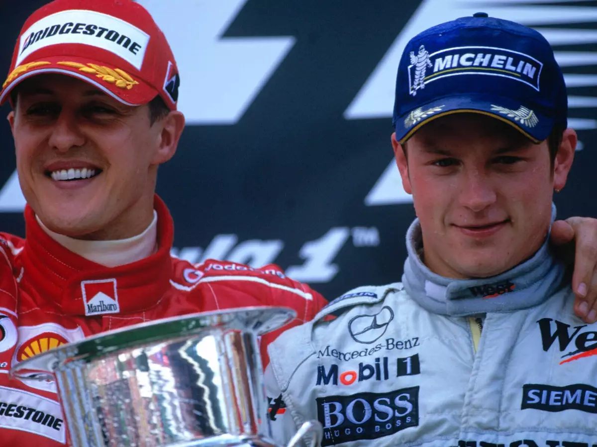 Kimi Räikkönen, Michael Schumacher Foto zur News: Fotostrecke: Zehn aus 323! Die besten Formel-1-Rennen von Kimi Räikkönen