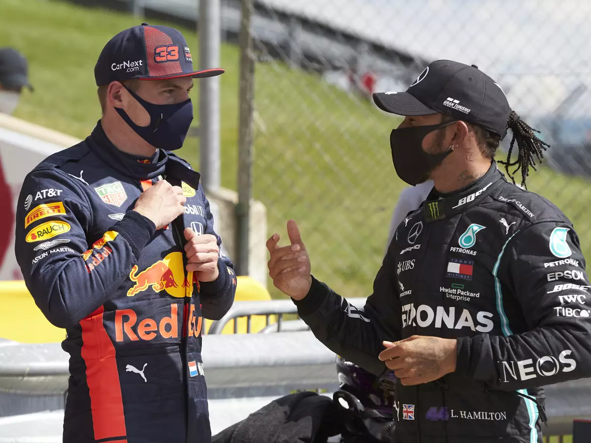 Lewis Hamilton, Max Verstappen Foto zur News: Helmut Marko: Im gleichen Auto würde Verstappen Hamilton schlagen