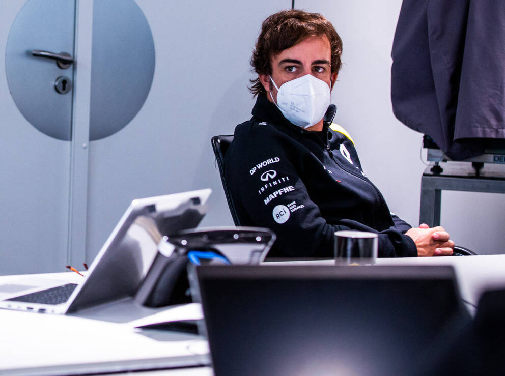 Foto zur News: Fernando Alonso: Renault-Fahrer via Team-PC genau im Blick