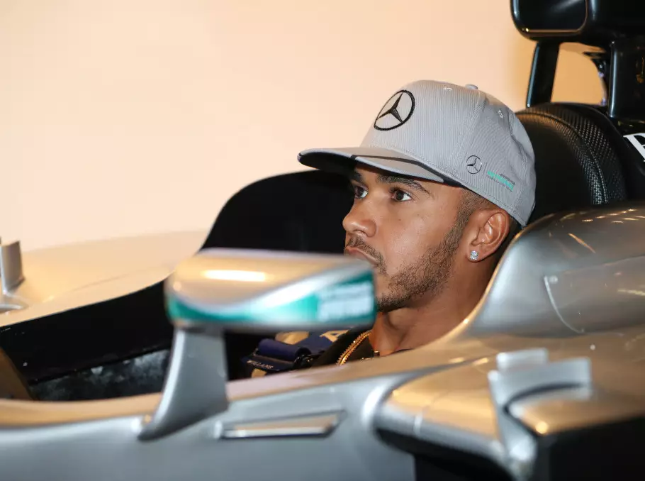 Lewis Hamilton Foto zur News: Hilfsmittel Simulation: So bereiten sich Formel-1-Teams auf neue Strecken vor