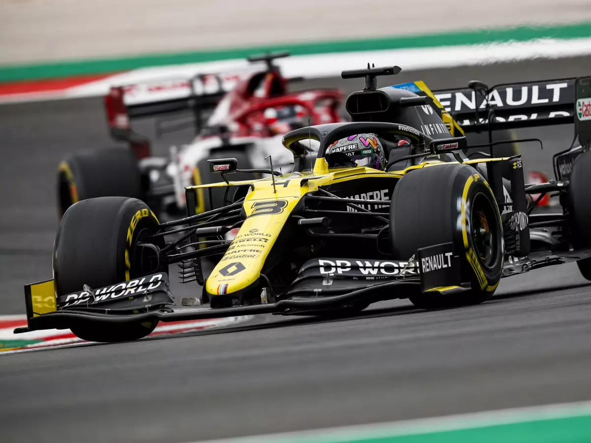 Daniel Ricciardo, Kimi Räikkönen Foto zur News: Daniel Ricciardo: Schnelle letzte Kurve macht Überholmanöver einfacher