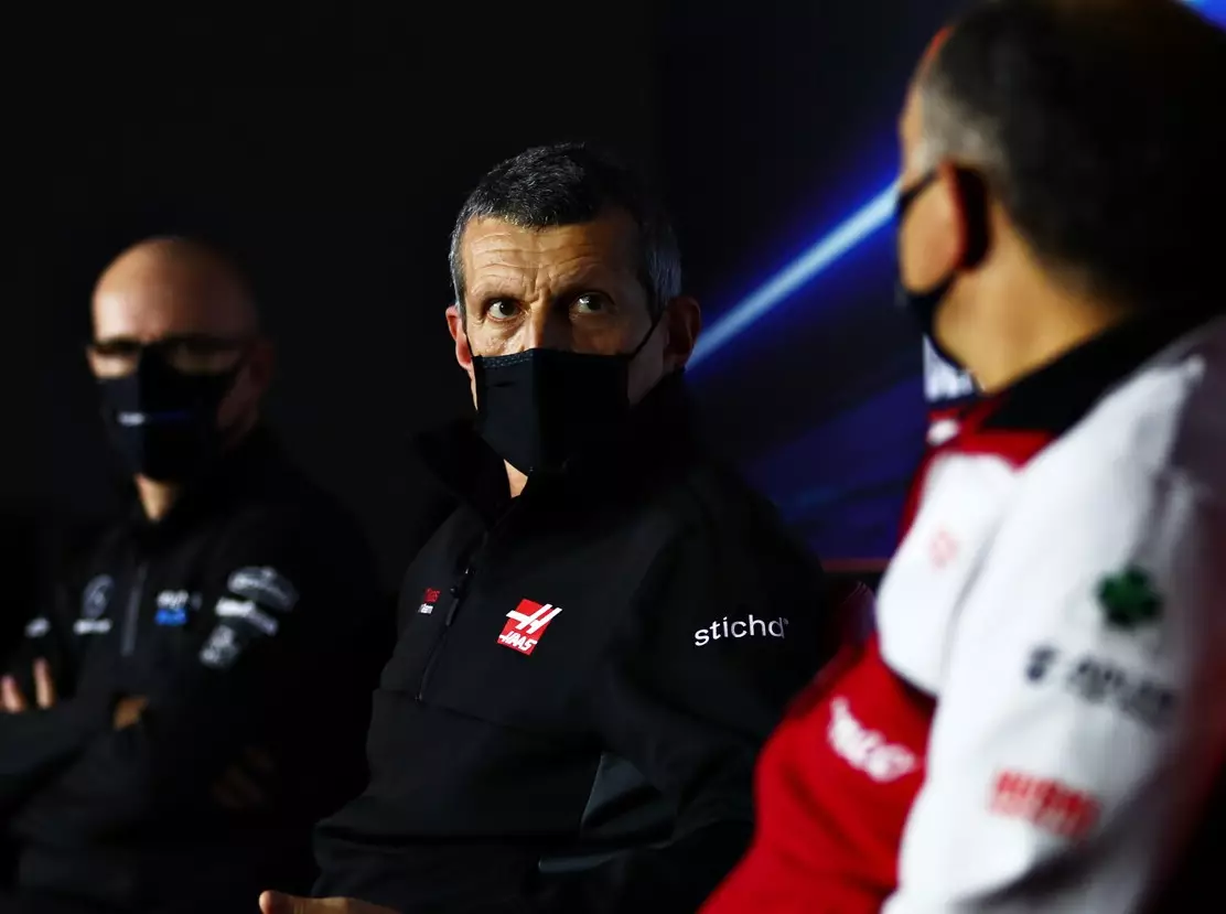 Haas-Teamchef Günther Steiner Foto zur News: Reines Rookie-Fahrerteam? Haas war immer anders als die anderen ...