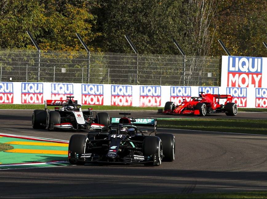 Foto zur News: Lewis Hamilton dämpft Erwartungen an Imola-Rennen: Wird "langweilig"