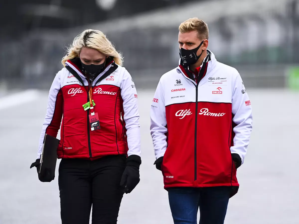 Ruth Buscombe und Mick Schumacher Foto zur News: Marc Surer: Mick Schumacher "wird bald die Führungsrolle übernehmen"