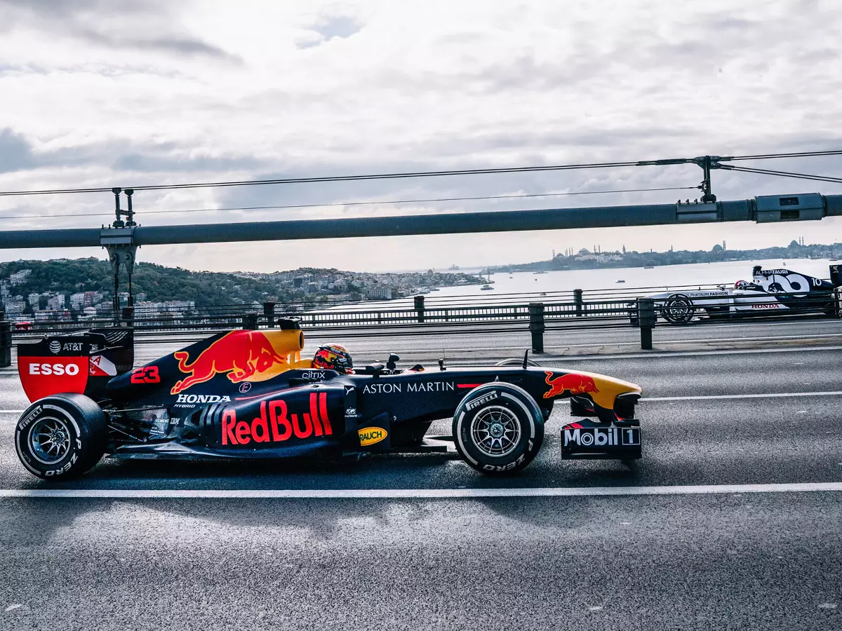 Foto zur News: Istanbul: Red Bull #AND# AlphaTauri stimmen sich mit Showrun auf Türkei-GP ein