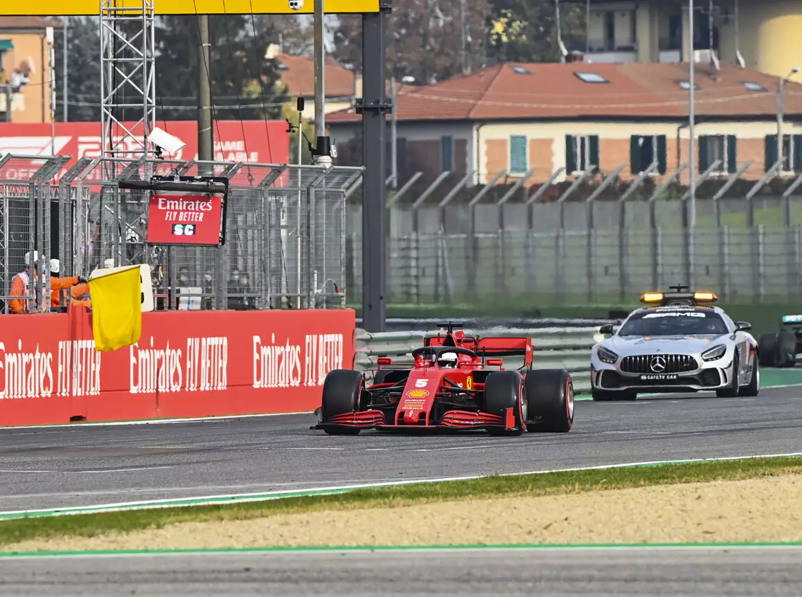 Sebastian Vettel, Lewis Hamilton Foto zur News: Vettel: So kann die F1 "peinliches" Streckenposten-Problem lösen
