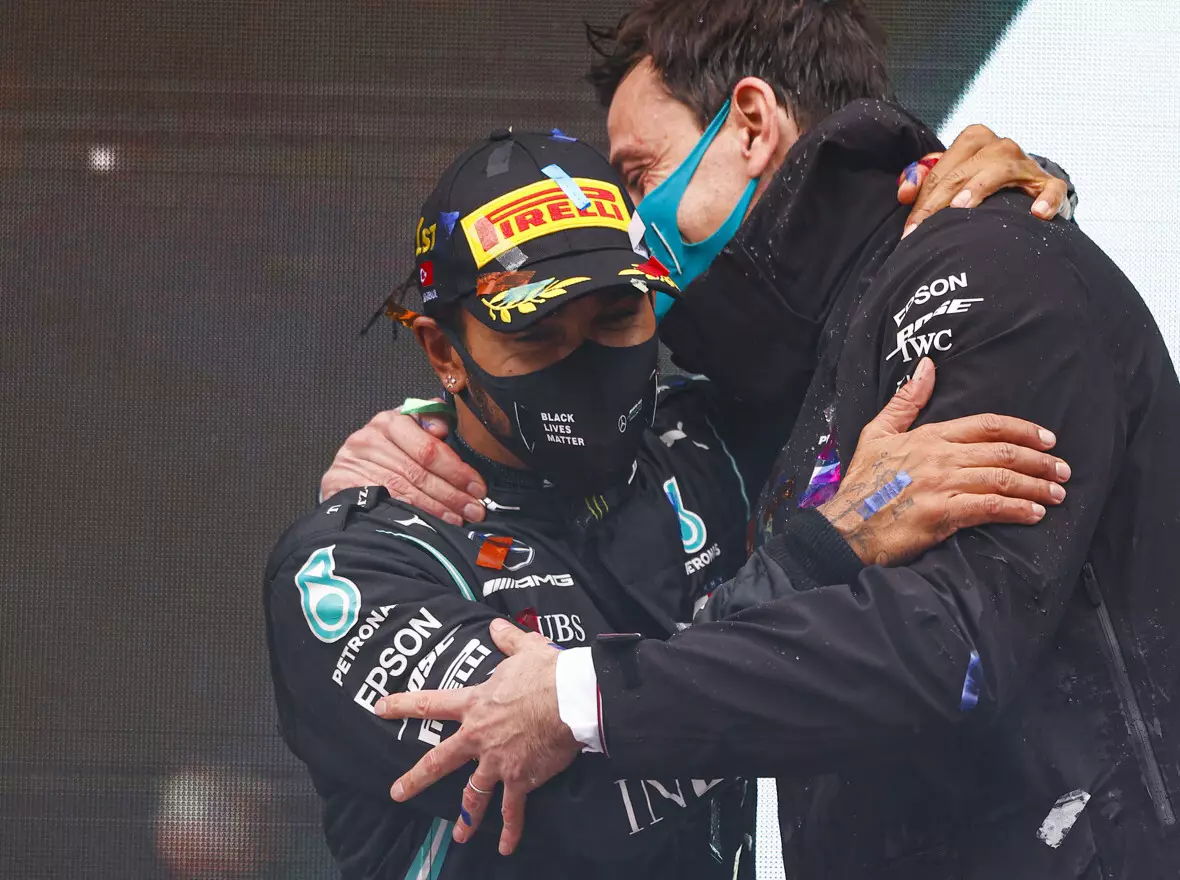 Lewis Hamilton und Toto Wolff Foto zur News: Lewis Hamiltons neuer Mercedes-Vertrag: Woran hapert's noch?