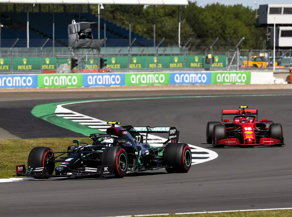 Valtteri Bottas, Charles Leclerc Foto zur News: Ross Brawn: Macht's Ferrari 2021 so wie Mercedes 2013?