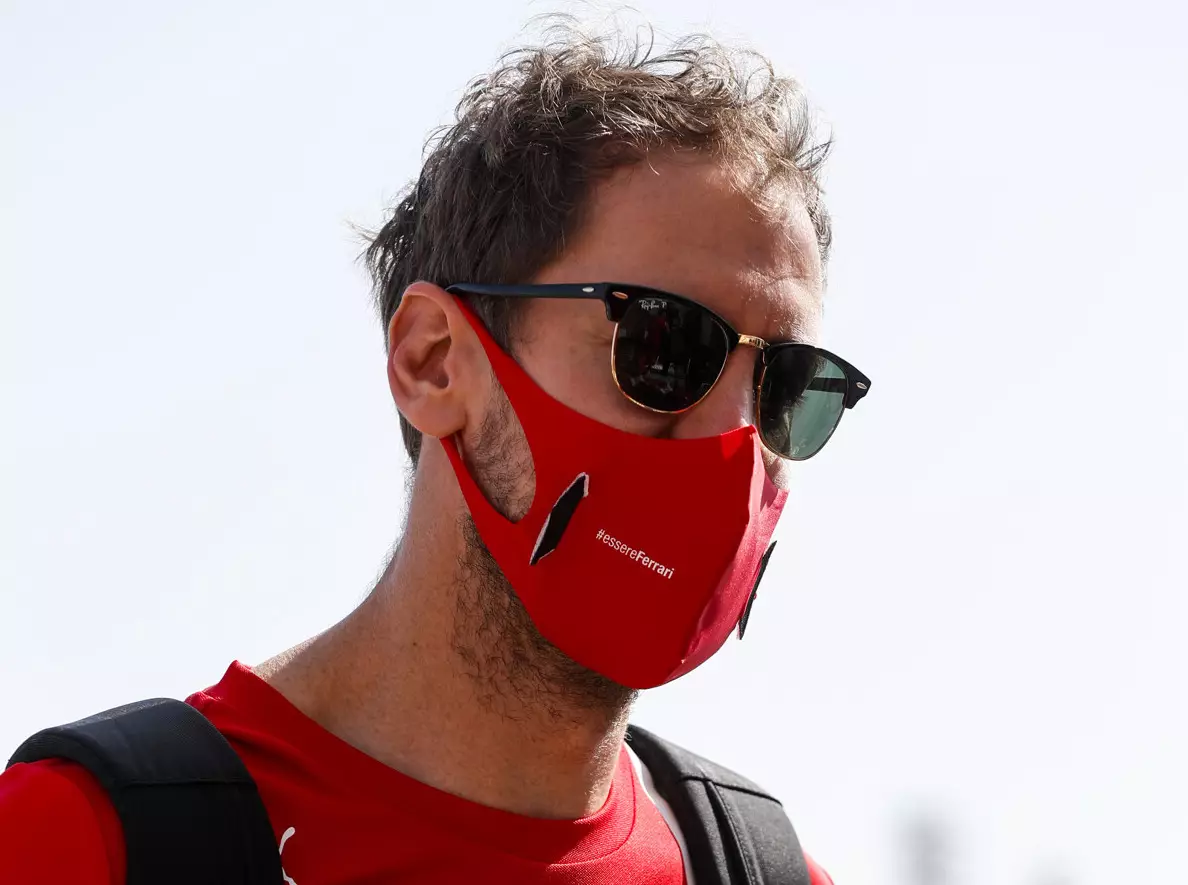 Sebastian Vettel Foto zur News: Sebastian Vettel: Kein vorzeitiger Aston-Martin-Test mit 2018er-Chassis