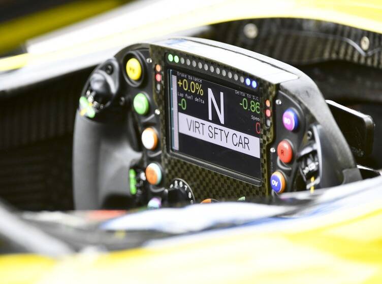 Foto zur News: Warum das Lenkrad-Display bei F1-Nachtrennen gedimmt wird