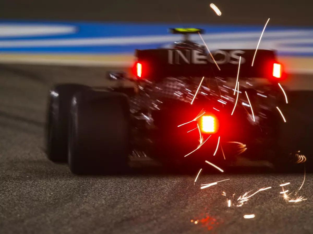 Valtteri Bottas Foto zur News: Reifen: Mercedes wittert strategischen Nachteil gegenüber Red Bull
