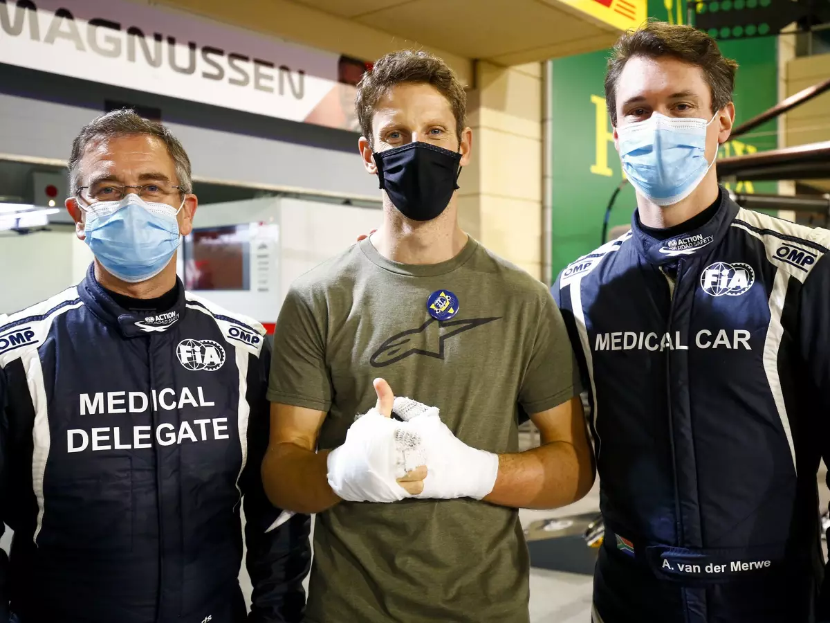 Romain Grosjean, Alan van der Merwe Foto zur News: Romain Grosjean: Emotionales Treffen mit Bahrains Sicherheitscrew