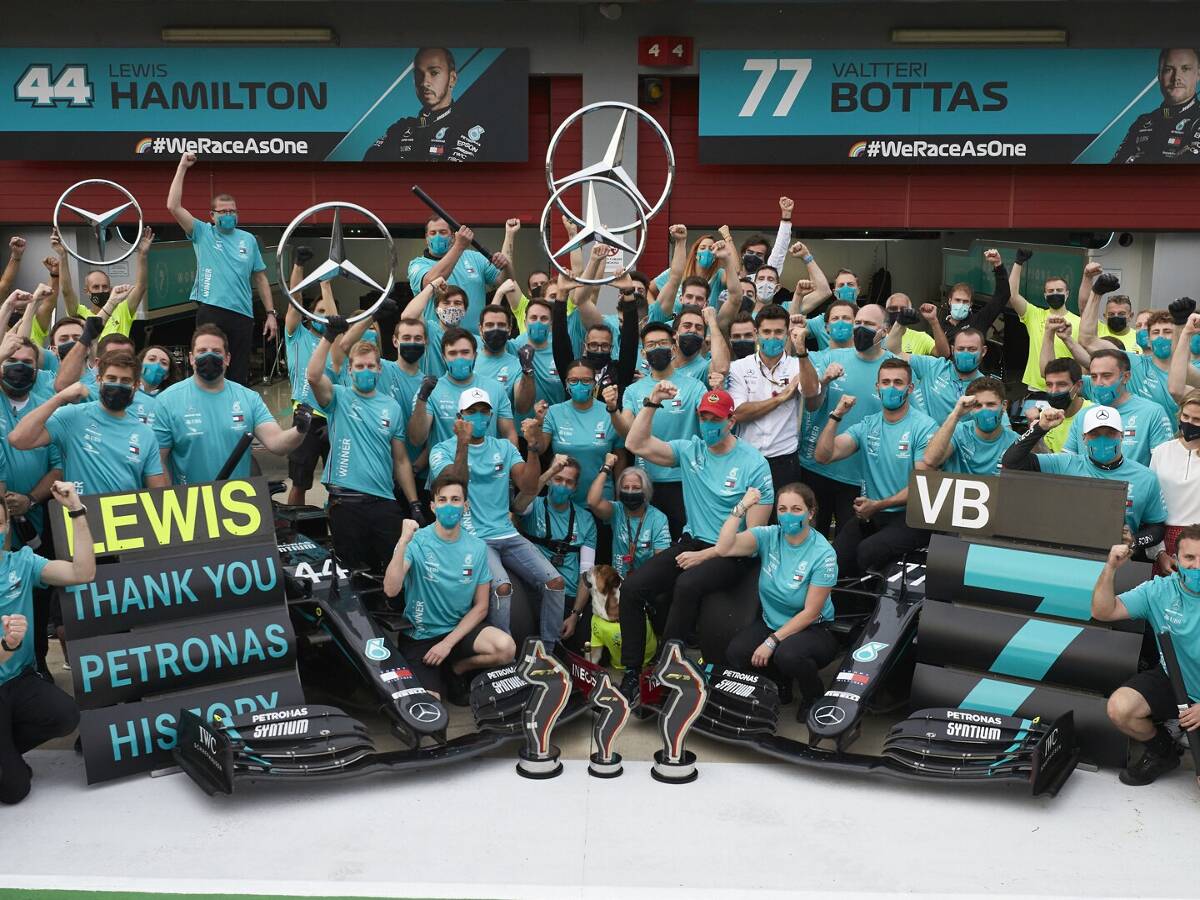 Foto zur News: Dank ans Team: Mercedes fährt in Abu Dhabi mit Speziallackierung