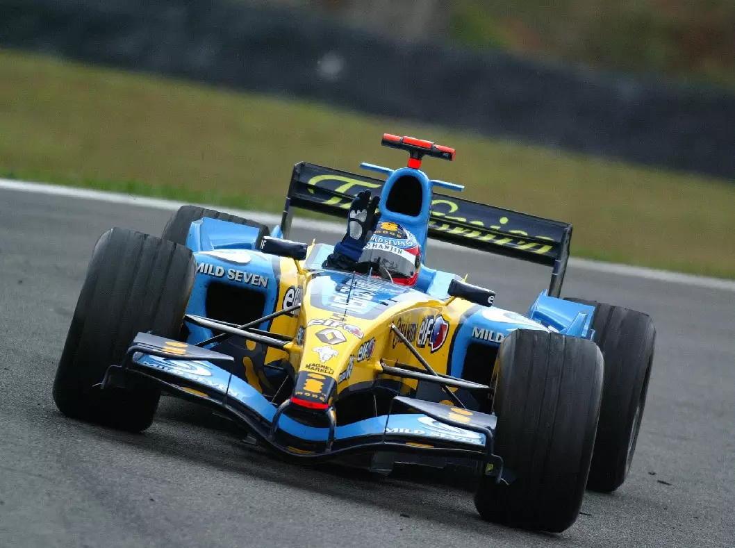 Fernando Alonso Foto zur News: Showrun in Abu Dhabi: Fernando Alonso zurück am Steuer des Renault R25