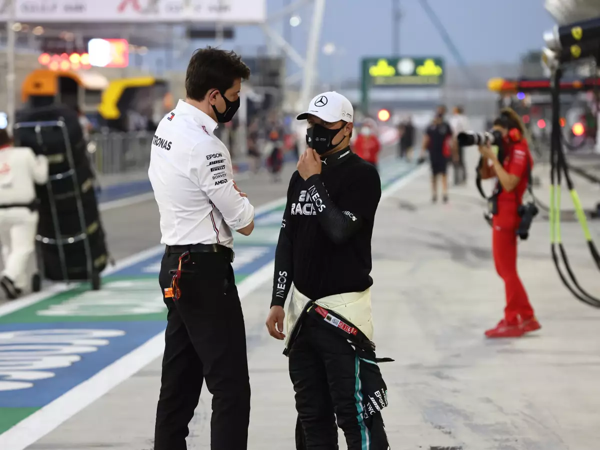 Toto Wolff, Valtteri Bottas Foto zur News: Toto Wolff: Valtteri Bottas gerät bei Mercedes "immens unter Druck"