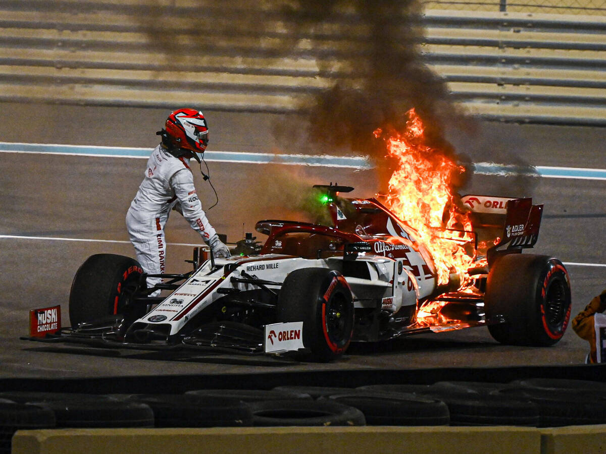 Foto zur News: Alfa Romeo in Flammen: Darum kam Räikkönen so langsam aus dem Auto