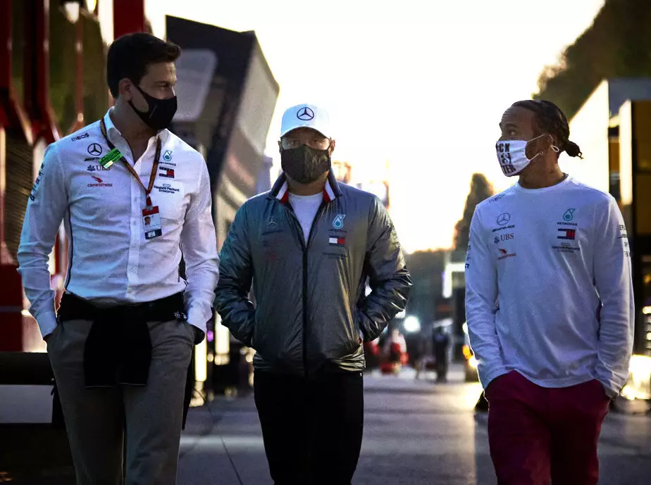 Toto Wolff, Valtteri Bottas, Lewis Hamilton Foto zur News: Hamilton und der "Schwarze Schwan": Was Toto Wolff damit gemeint hat
