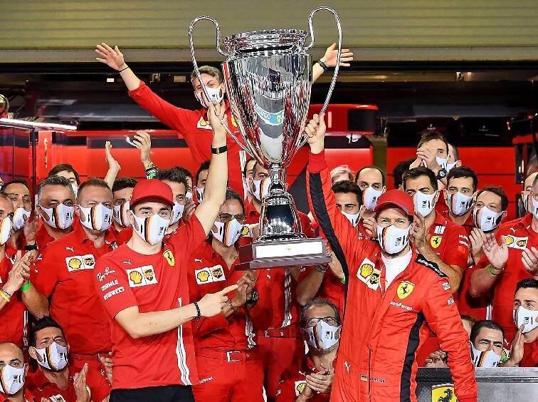 Foto zur News: Sonderpokal für Sebastian Vettel zum Ferrari-Abschied!