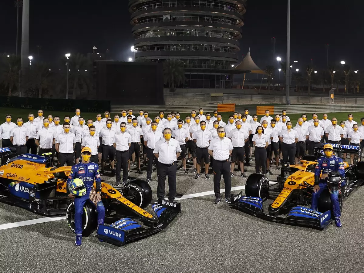 Carlos Sainz, Lando Norris, Zak Brown, Andreas Seidl Foto zur News: McLaren: Bei Platz drei geht es vor allem "um das sportliche Prestige"