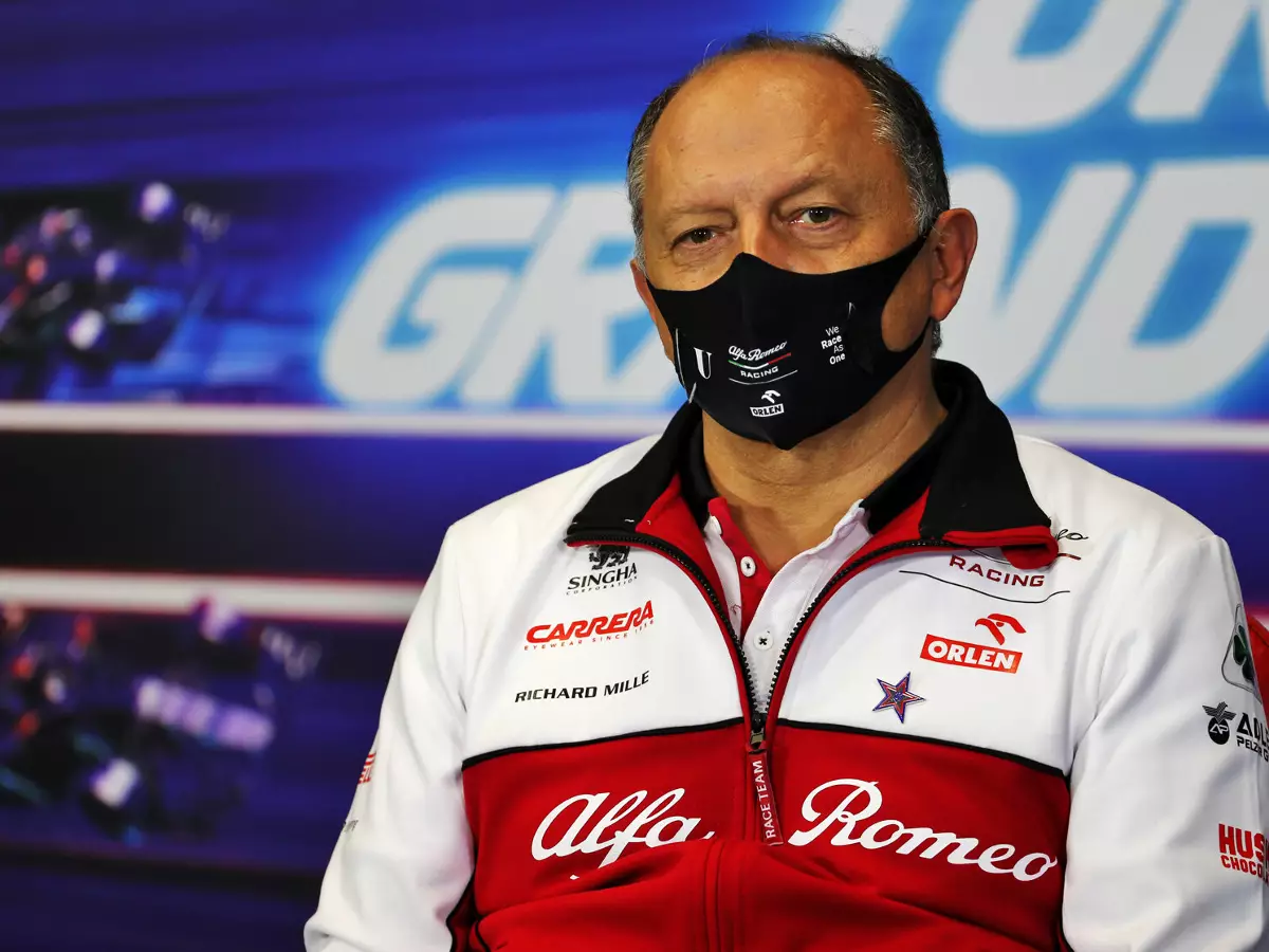 Frederic Vasseur Foto zur News: Nach schwachem Jahr: Alfa Romeo schließt Abschied von Ferrari nicht aus