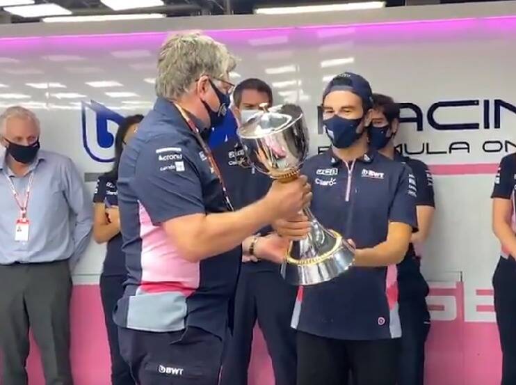 Foto zur News: Bewegendes Video: Racing Point schenkt Sergio Perez seinen Siegerpokal