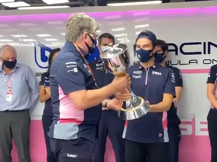 Sergio Perez Foto zur News: Bewegendes Video: Racing Point schenkt Sergio Perez seinen Siegerpokal