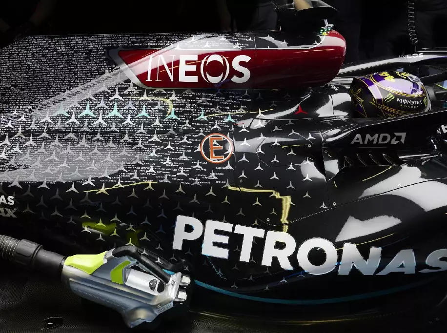 Lewis Hamilton Foto zur News: Mercedes: Roter Lauda-Stern bleibt weiterhin am Auto