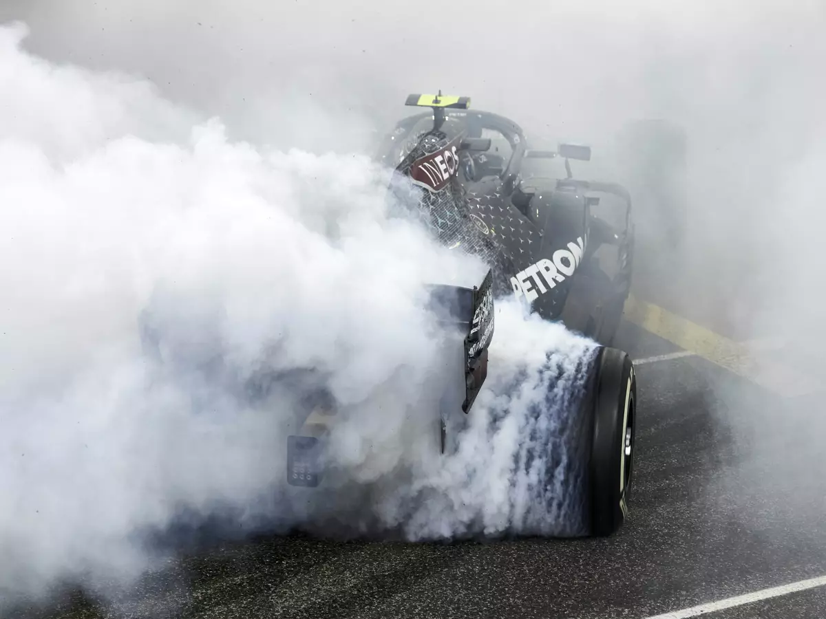 Valtteri Bottas Foto zur News: Donuts in Abu Dhabi: Killer für Getriebe und Motor?
