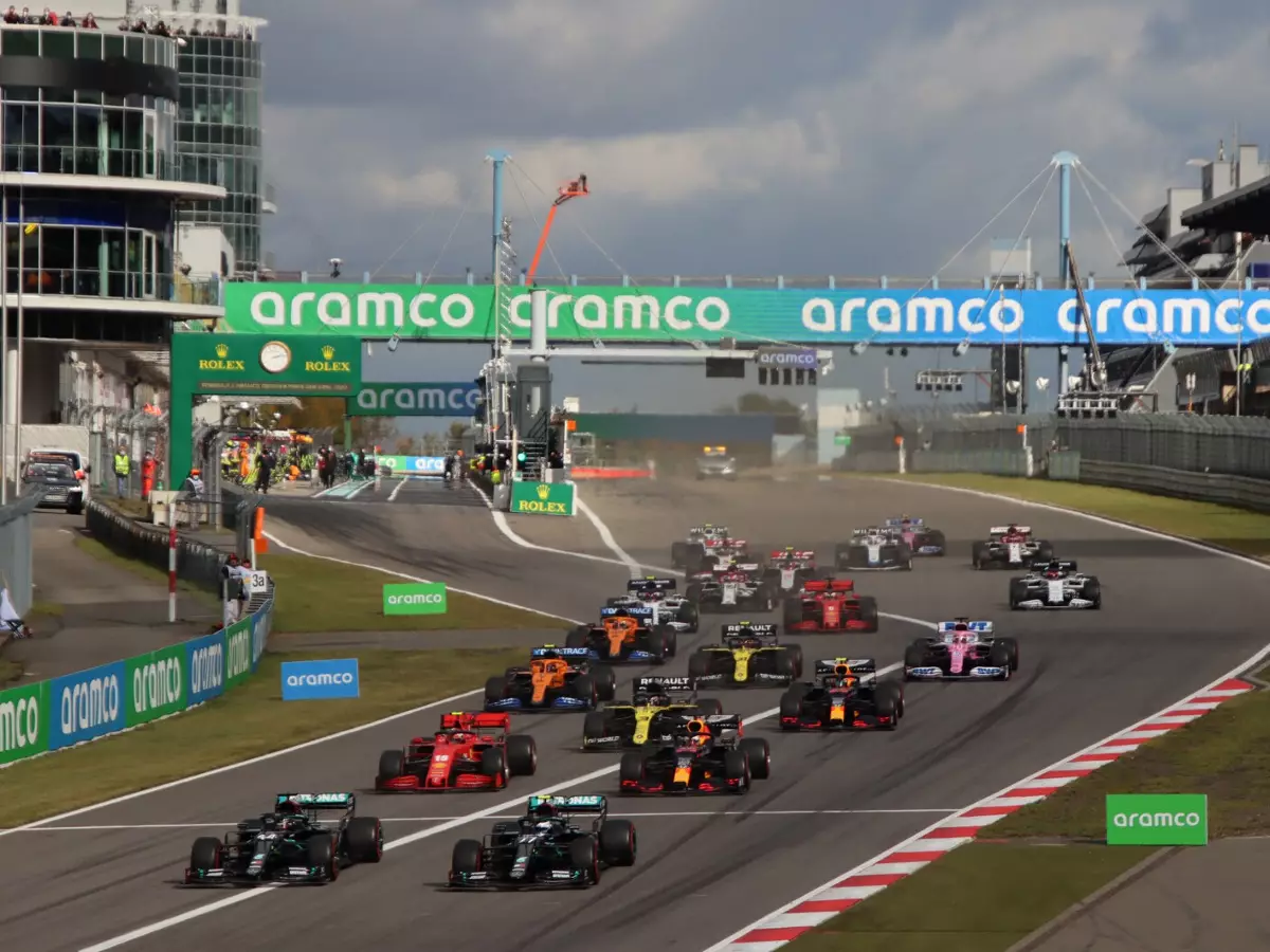 Lewis Hamilton, Valtteri Bottas, Charles Leclerc, Max Verstappen, Daniel Ricciardo, Lando Norris, Alexander Albon, Sergio Perez, Carlos Sainz Foto zur News: F1-Startzeiten 2021: Rückkehr zur vollen Stunde, Europa-Rennen ab 14 Uhr