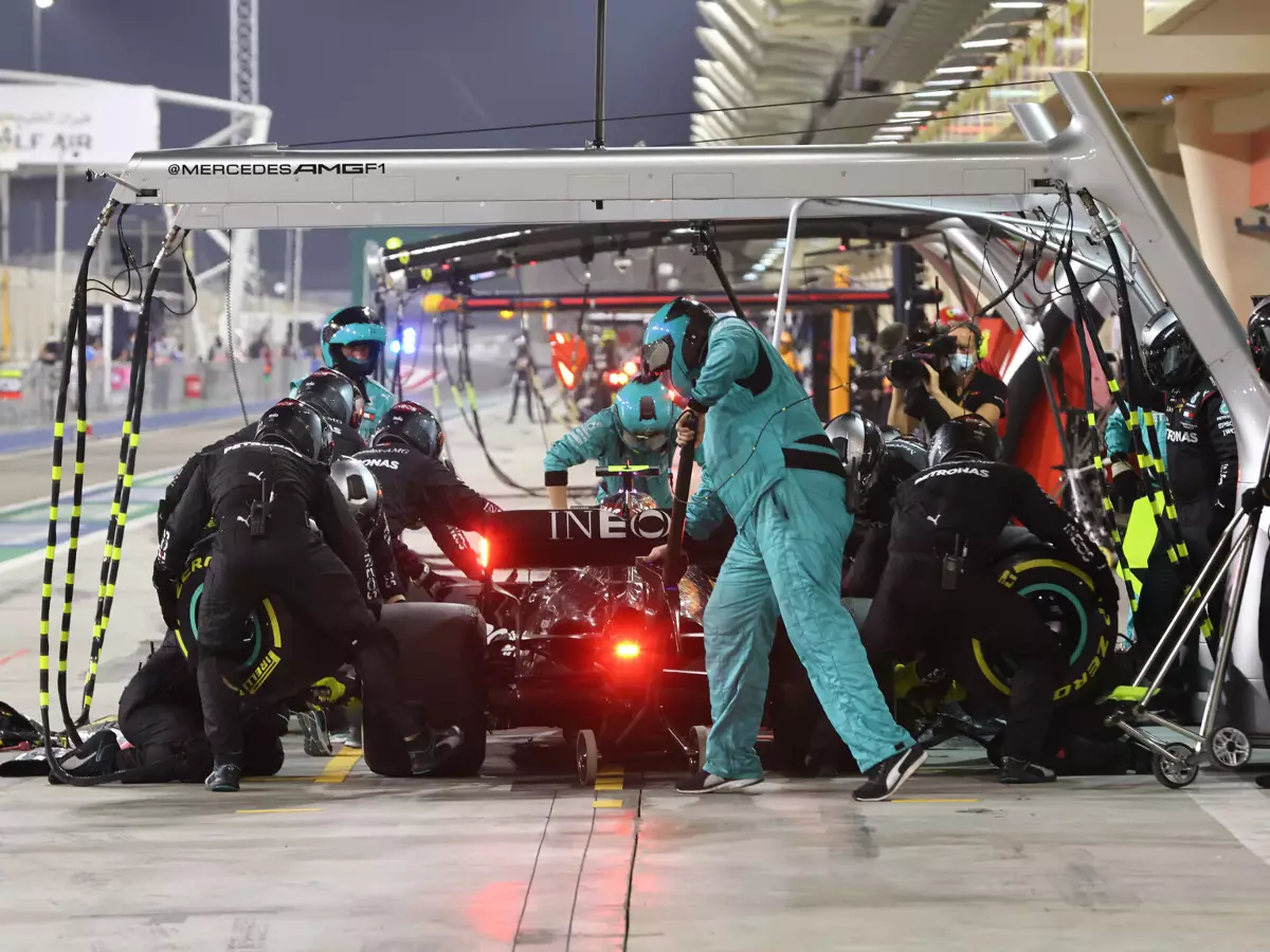 Valtteri Bottas Foto zur News: Nur drei Reifen beim Stopp von Bottas: Ist das eigentlich erlaubt?