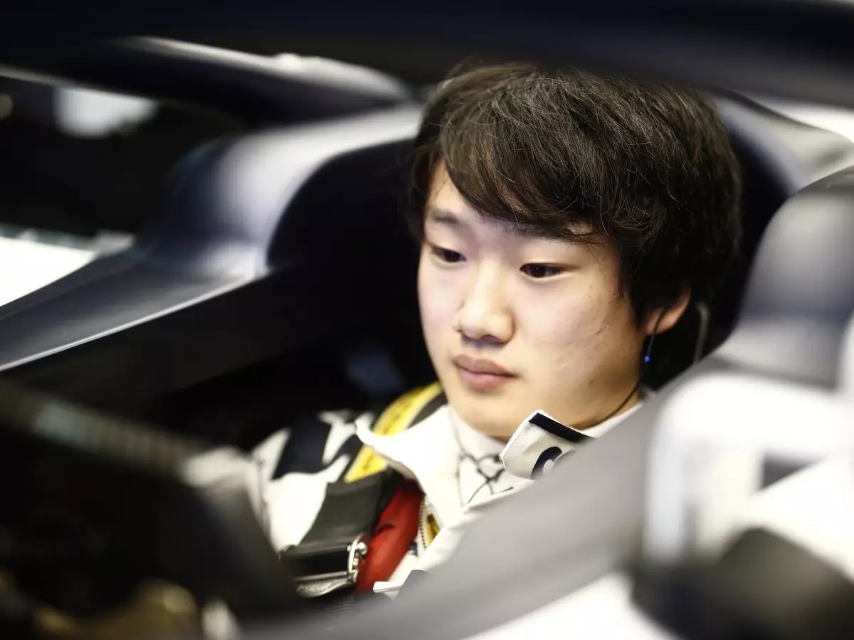 Yuki Tsunoda Foto zur News: Yuki Tsunoda: Wird er Red Bulls nächster Max Verstappen?