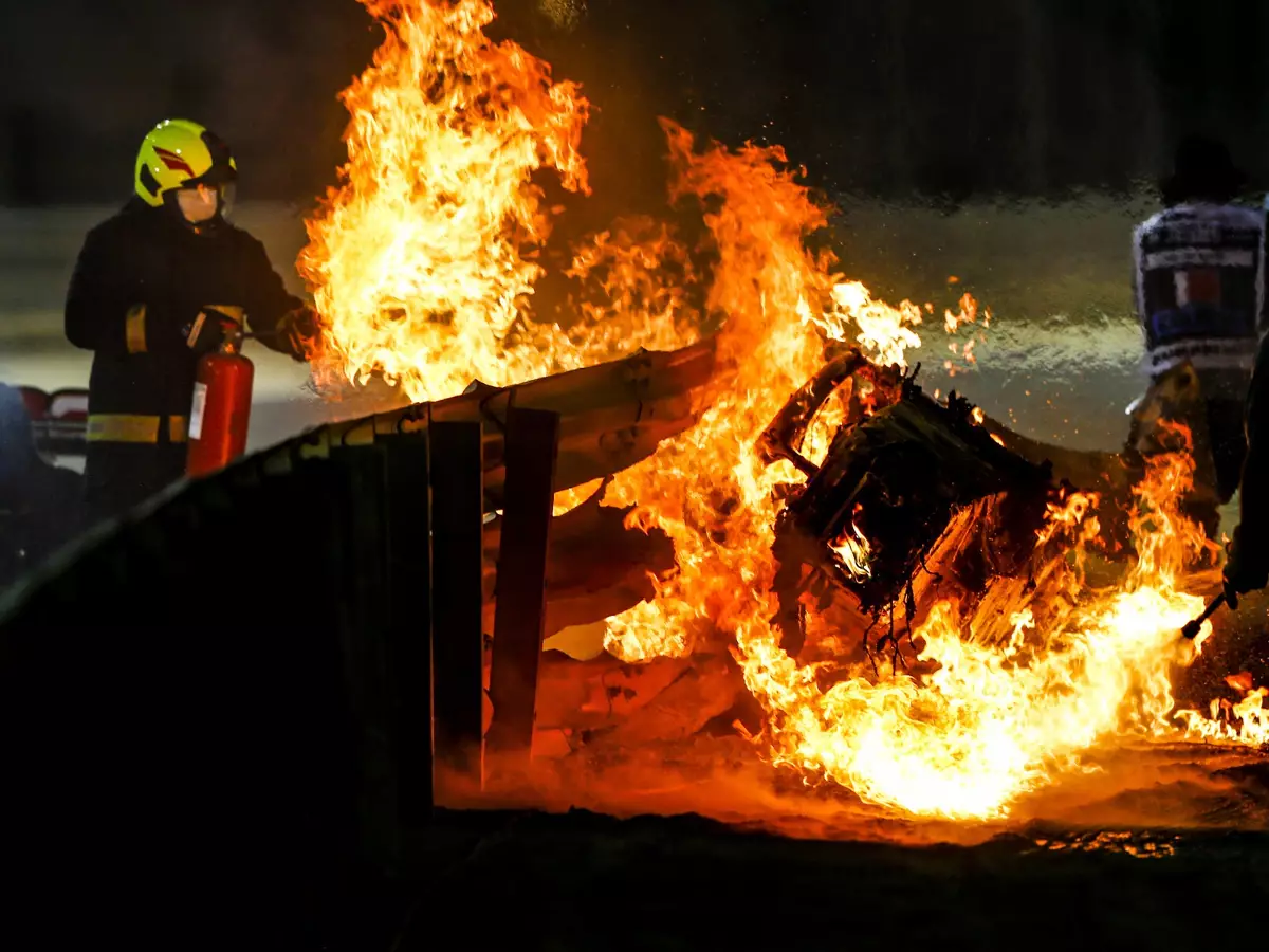 Romain Grosjean Foto zur News: Grosjeans Feuerunfall in Bahrain: Was wäre ohne Leitplanke passiert?