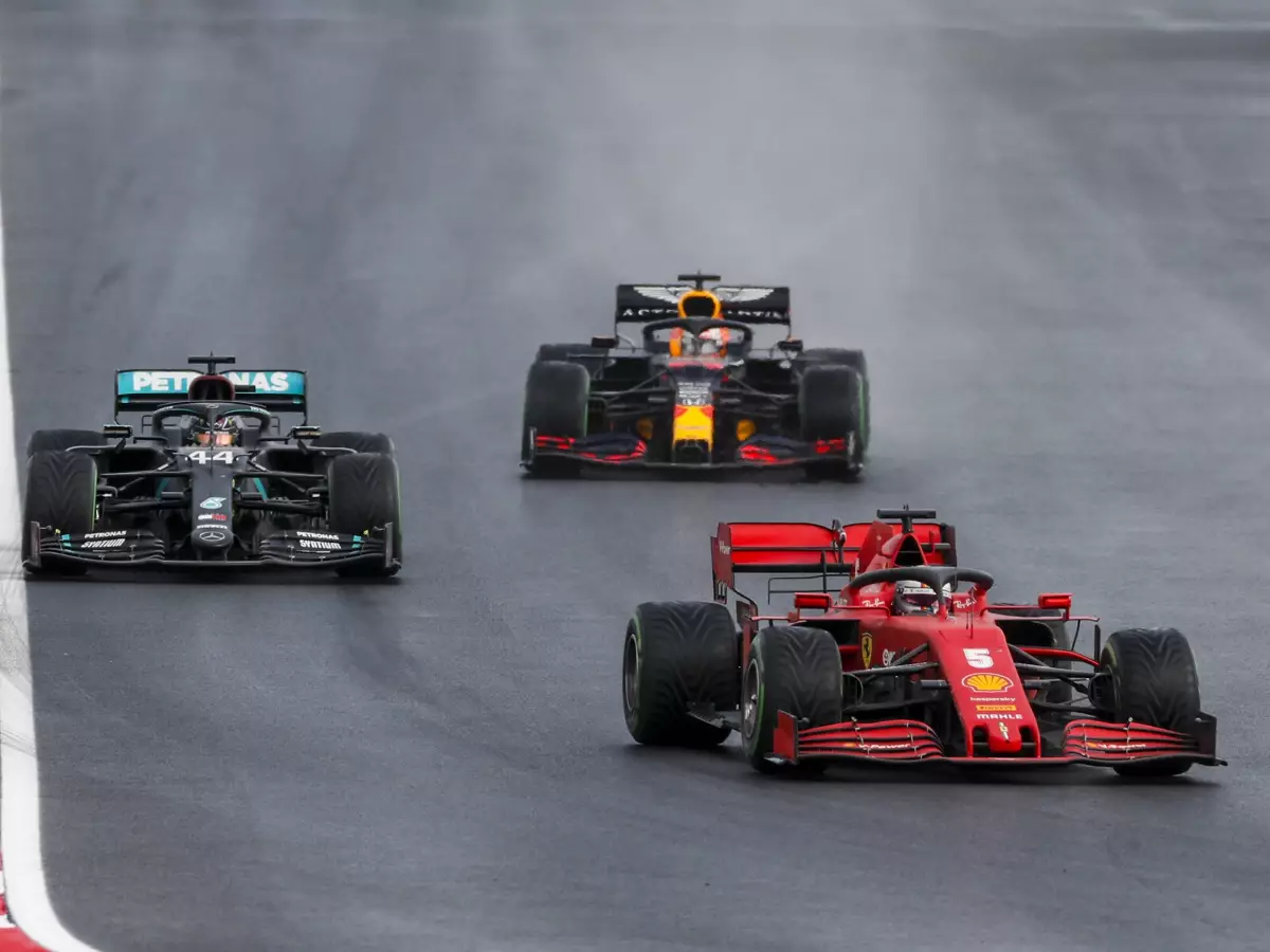 Sebastian Vettel, Lewis Hamilton, Max Verstappen Foto zur News: Was Ferraris Horrorsaison die Motorenhersteller für 2021 lehrt
