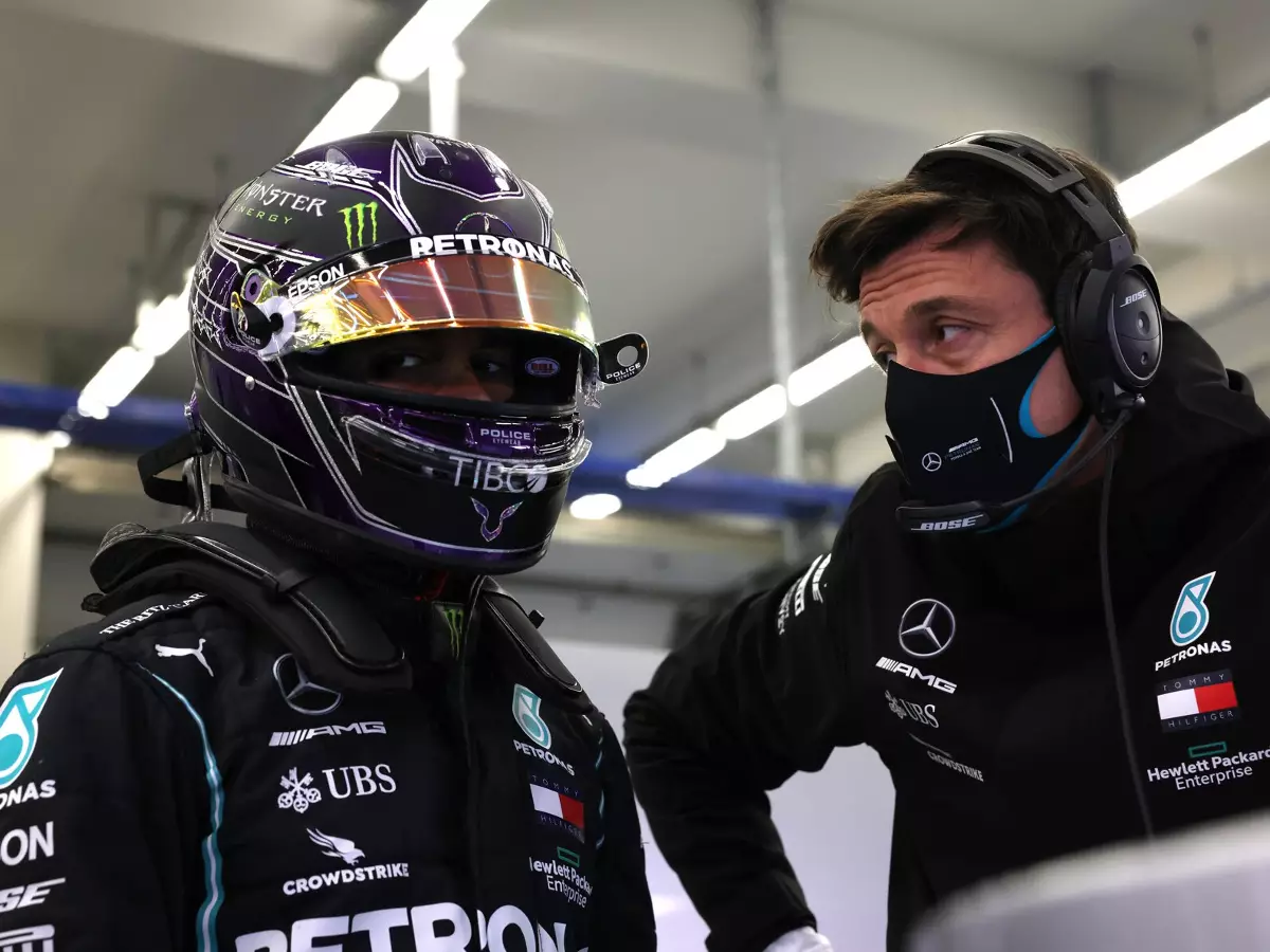 Lewis Hamilton, Toto Wolff Foto zur News: Hamilton-Vertrag: Insider spricht von zwei Jahren und Teamkollegen-Klausel
