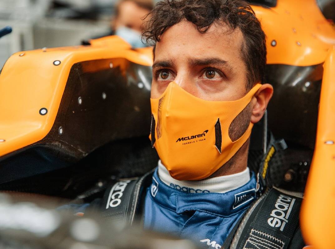 Foto zur News: Erste Sitzprobe im MCL35M: Daniel Ricciardo besucht McLaren-Werk
