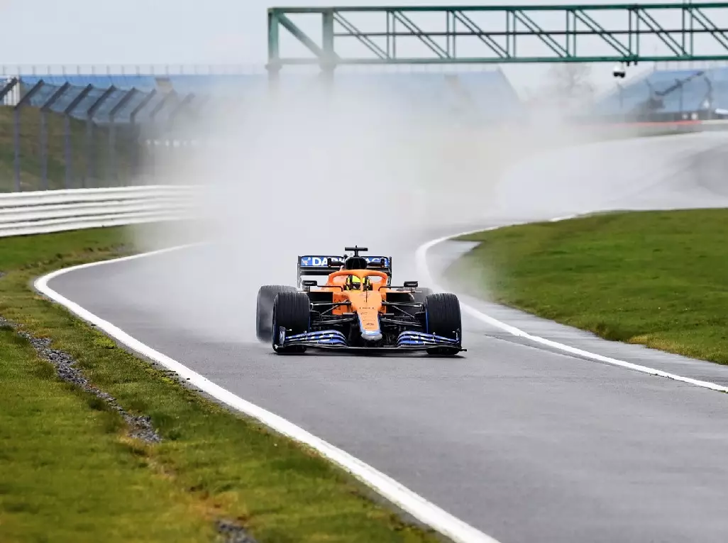 Foto zur News: Shakedown: Norris fährt die ersten Meter mit dem McLaren MCL35M