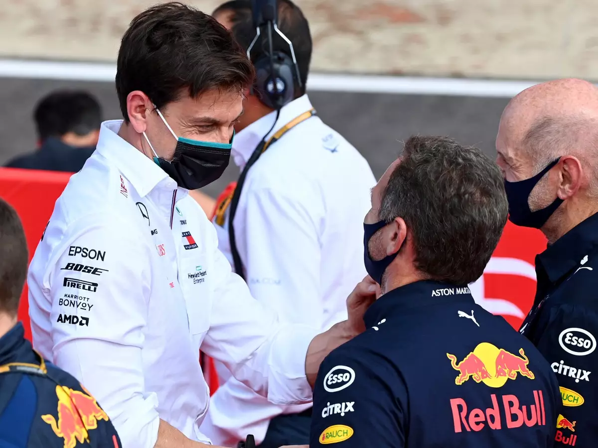 Toto Wolff, Christian Horner, Adrian Newey, Max Verstappen Foto zur News: Horner: Red Bull ist der "konstanteste Herausforderer" seit 2014