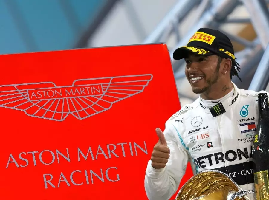 Lewis Hamilton mit Aston-Martin-Logo Foto zur News: "Verlockend": Will Aston Martin mit Lewis Hamilton Weltmeister werden?