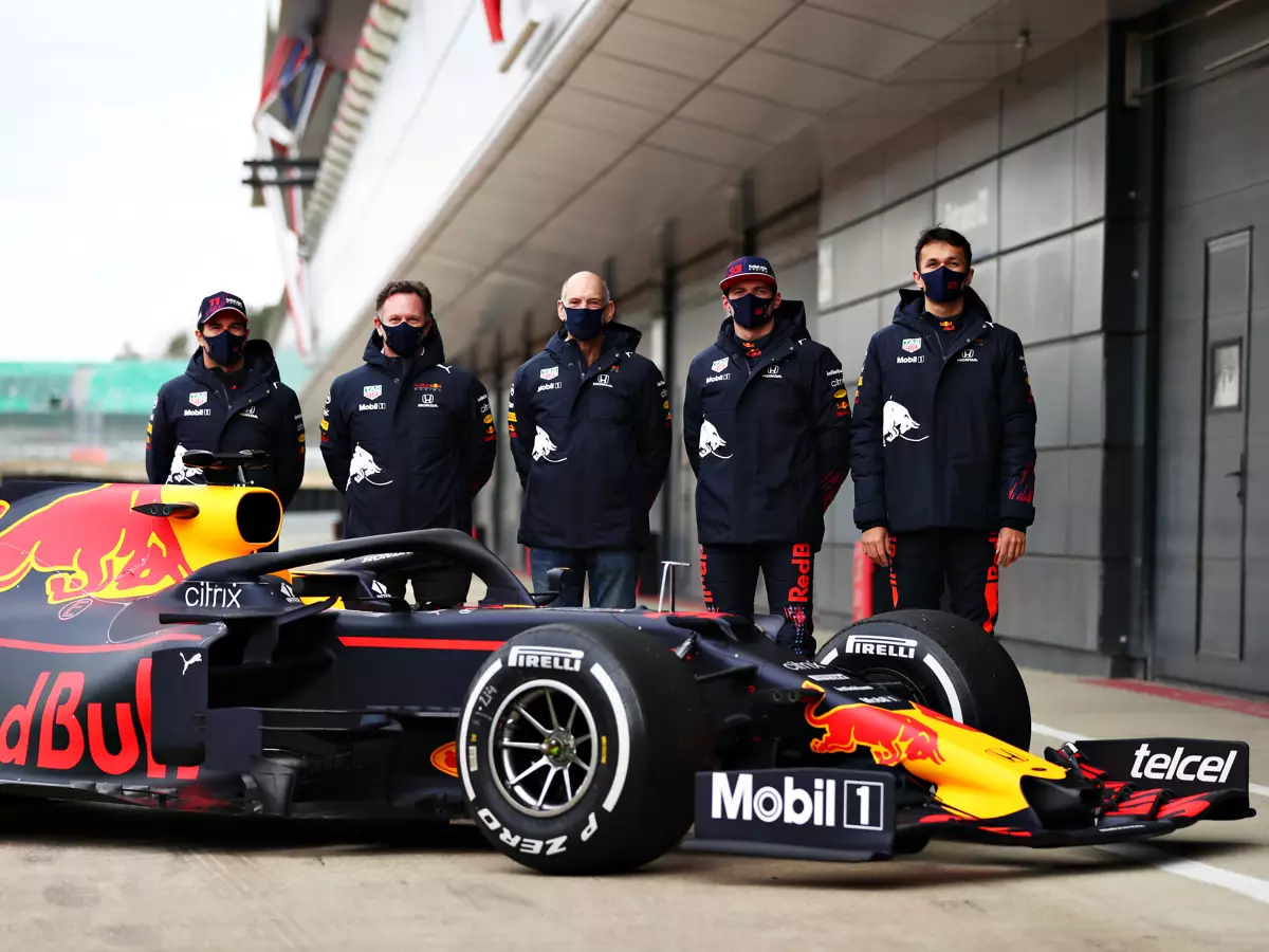 Sergio Perez, Christian Horner, Adrian Newey, Max Verstappen, Alexander Albon Foto zur News: Red Bull wegen Honda optimistisch für 2021: "Wir wollen die WM!"
