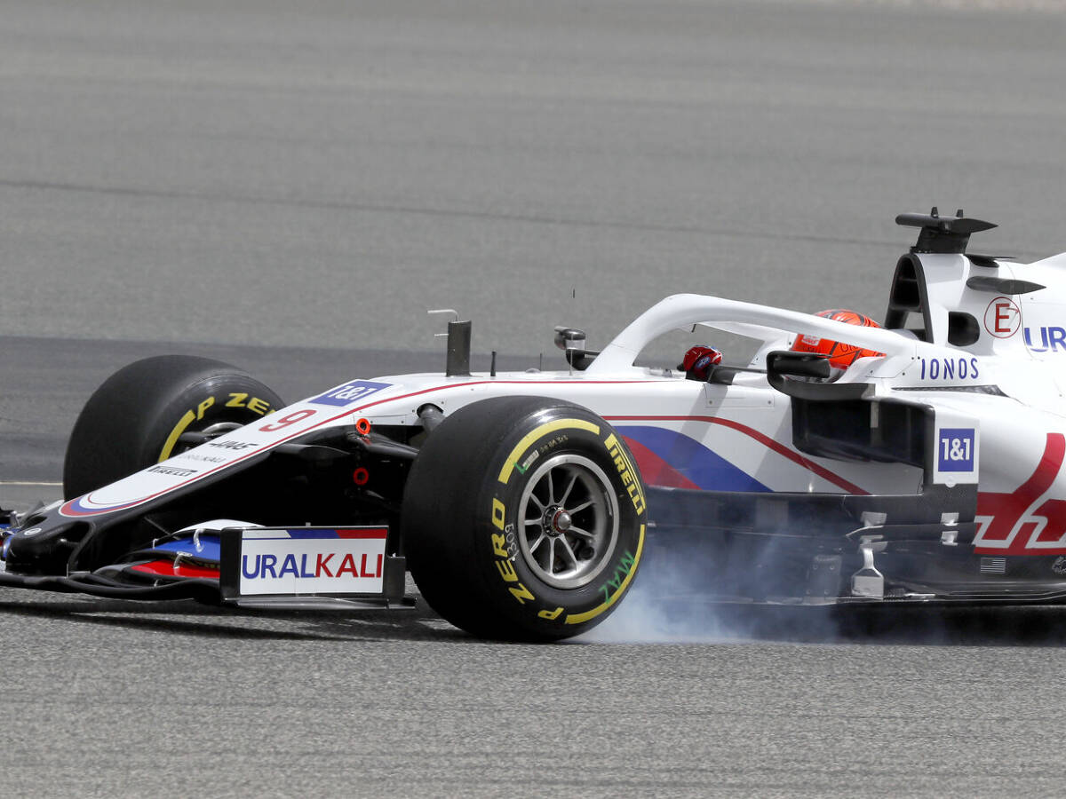 Foto zur News: Bahrain-Test: Nikita Masepin fängt Crash bei Giovinazzi-Verfolgung ab