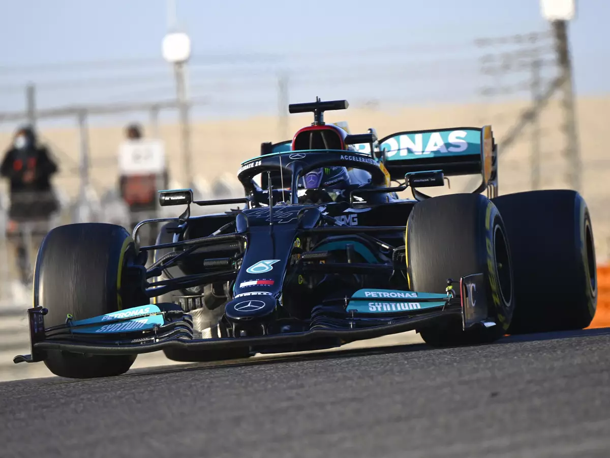 Lewis Hamilton Foto zur News: Rückstand wegen Regeländerung? "Die Überraschung ist der Mercedes!"