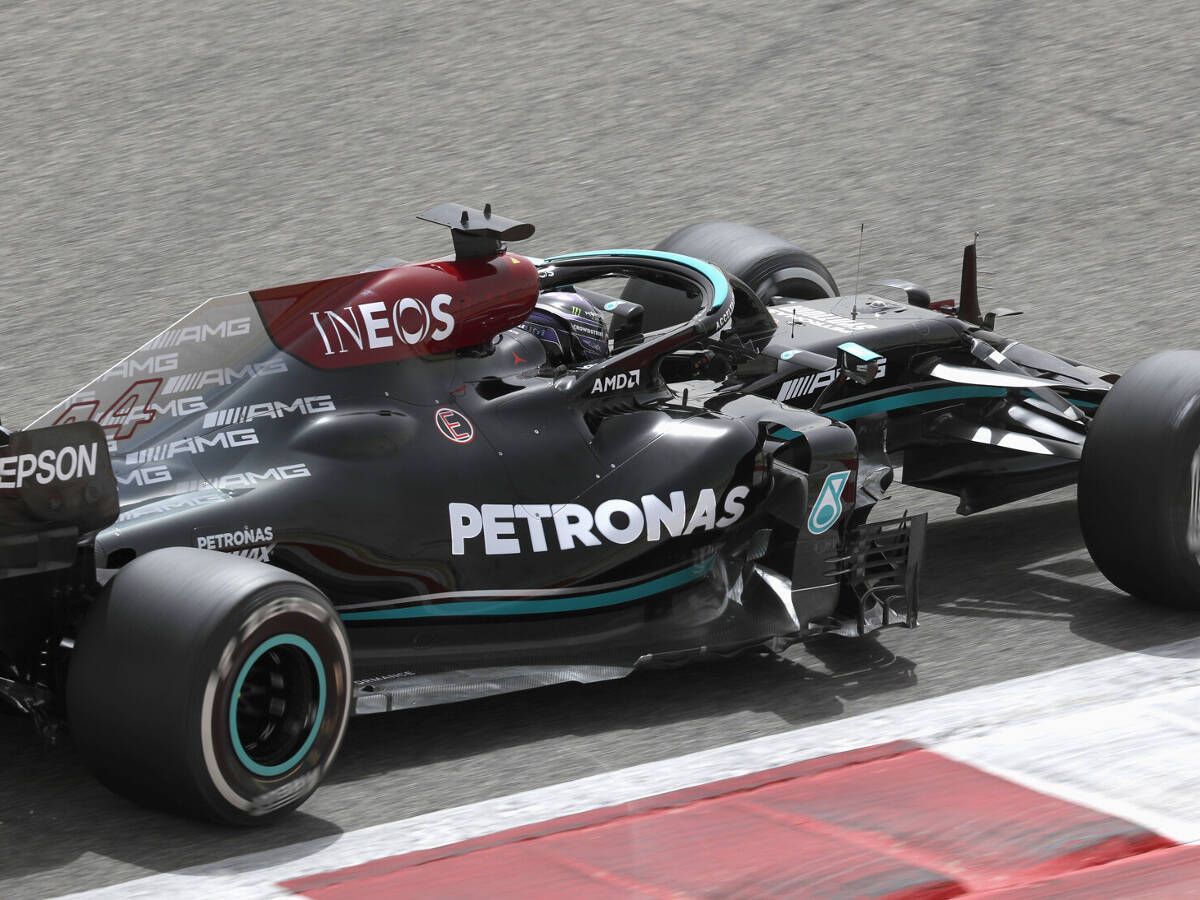 Foto zur News: Man sieht's an der Beule: Mercedes hat komplett neuen Motor gebaut