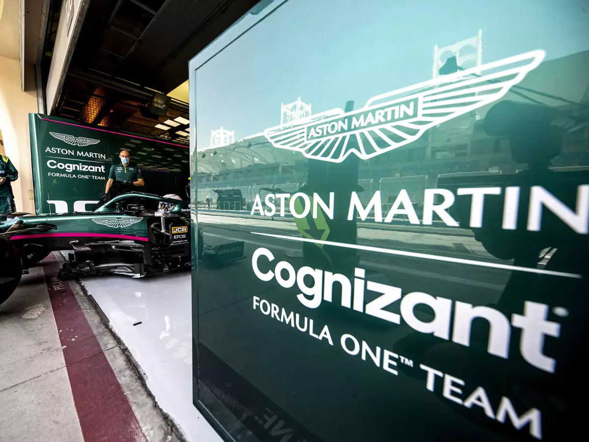 Sebastian Vettel in der Box von Aston Martin Foto zur News: Vettel Verlierer der Tests? "Die ersten zwei Tage waren brutal!"