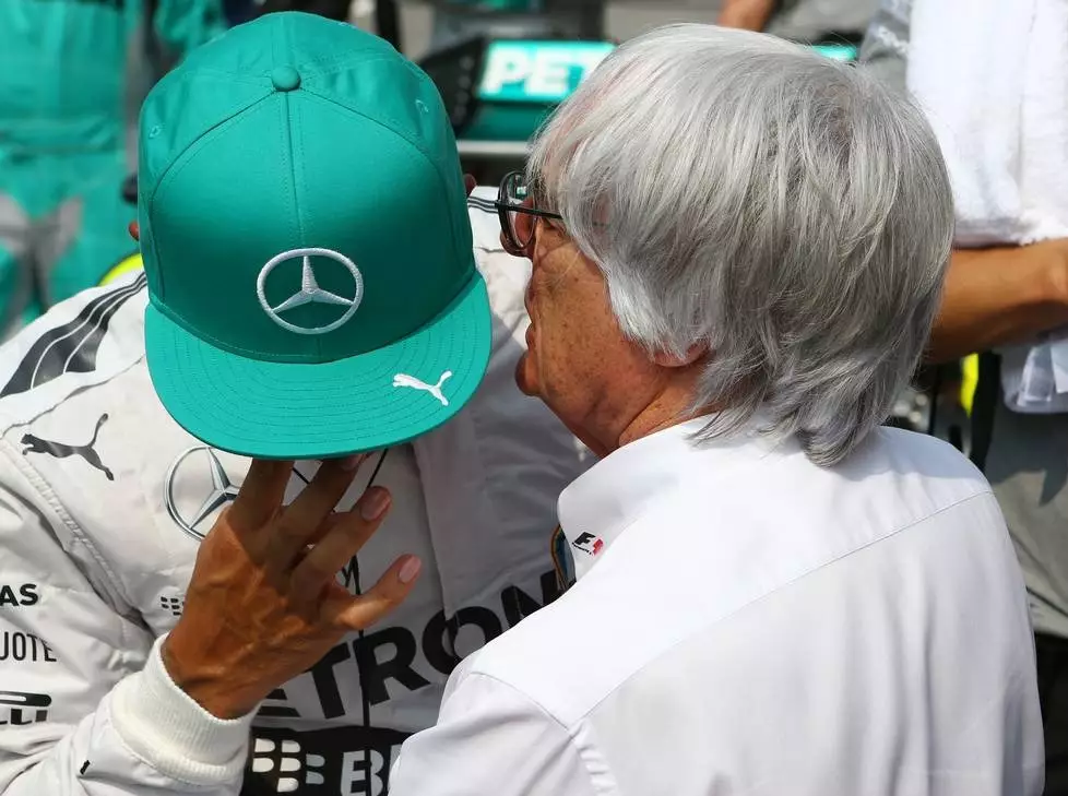 Foto zur News: Ecclestone: Hamilton lässt sich von #BlackLivesMatter-Bewegung ausnutzen