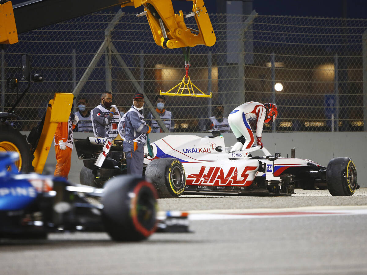 Foto zur News: Formel-1-Debüt dauert nur drei Kurven: Nikita Masepin "sehr wütend"